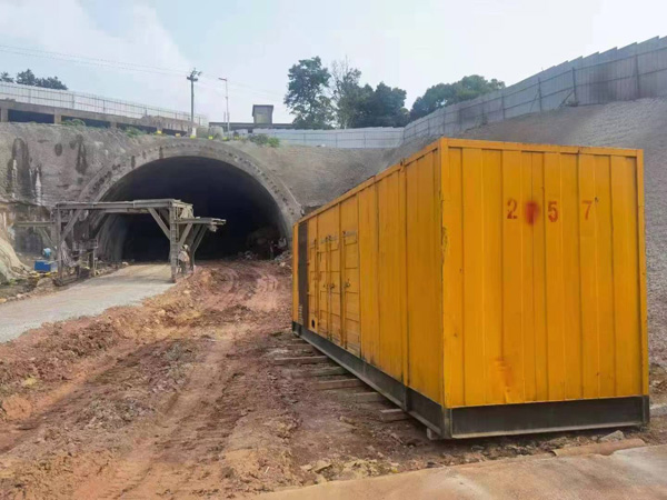 达拉特发电机出租自启装置的工作原理是什么？